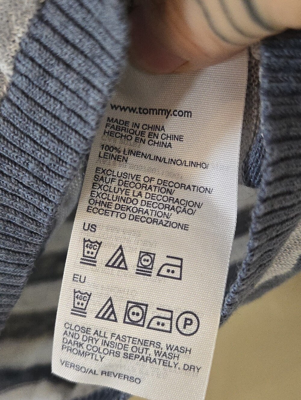 Tommy Hilfiger | 100% Linen Blue & White Striped V-Neck Sweater, Size M - Picture 7 of 7